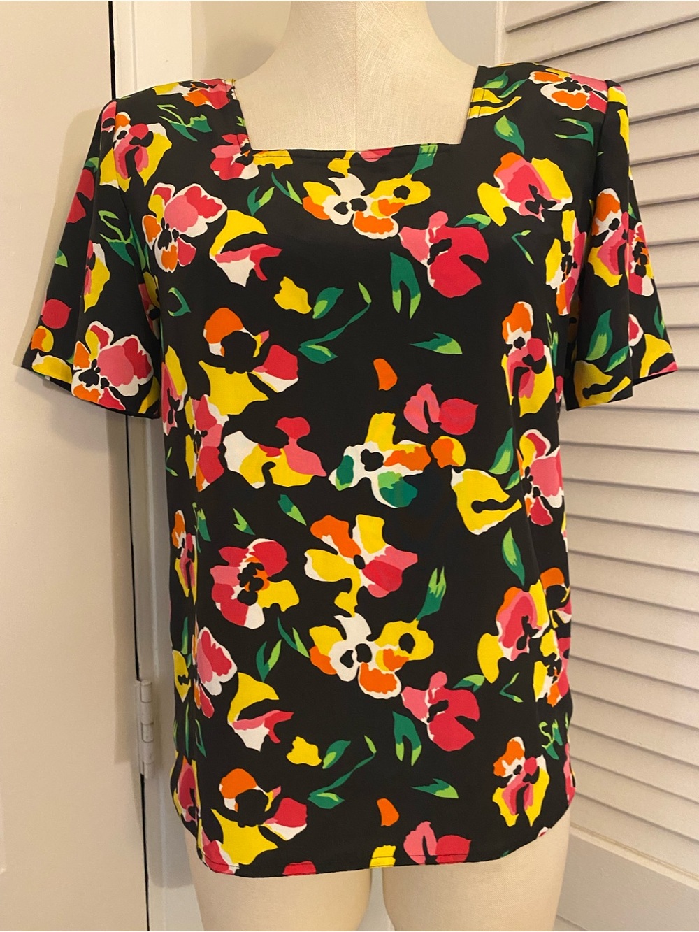 Vintage 80’s/90’s Kasper Women's Black Floral Short Sleeve Top- Size 6